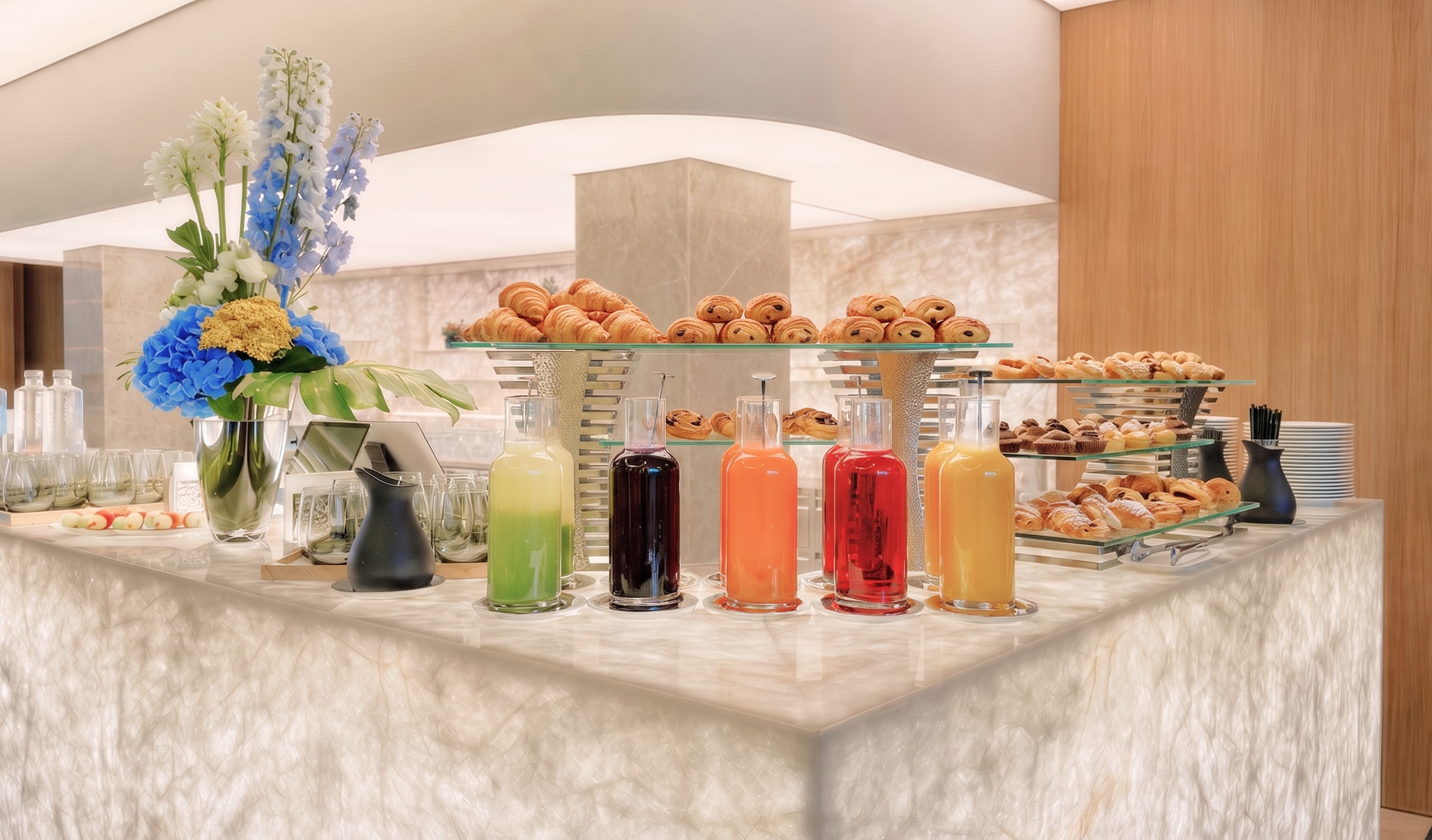 Coffee Break: Fresh juice and smoothie bar, pastries and desserts