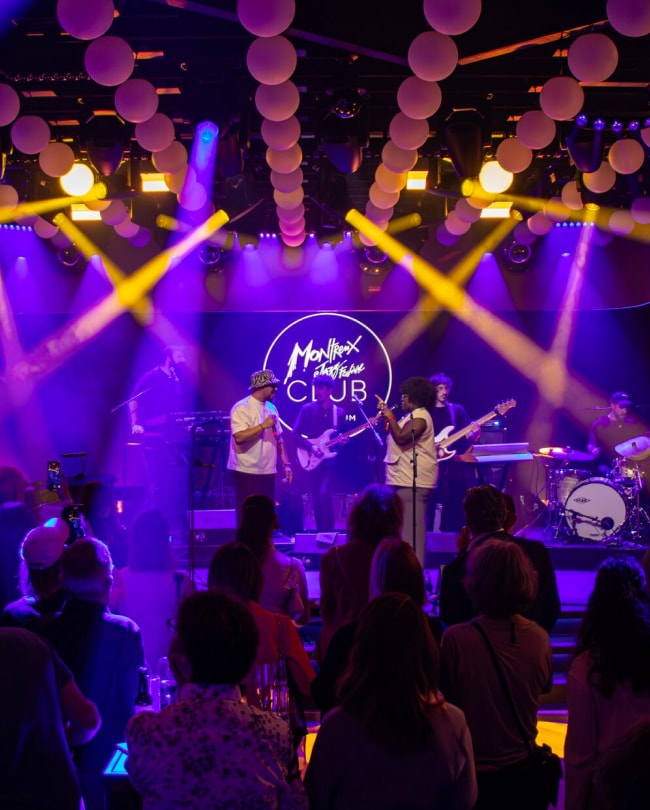 Live concert at the Montreux Jazz Club Millennium, yellow and purple beams