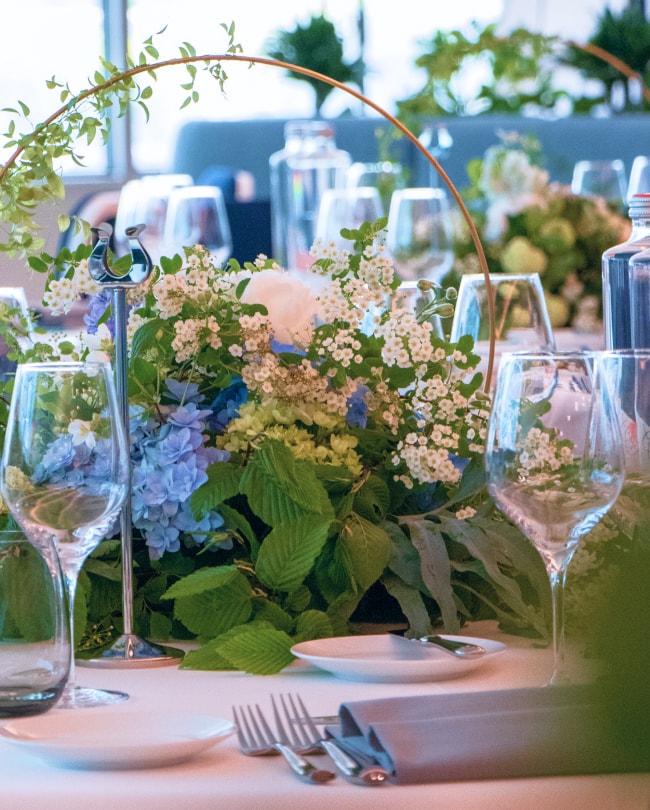 Centre de table floral aux hortensias sur une table de banquet
