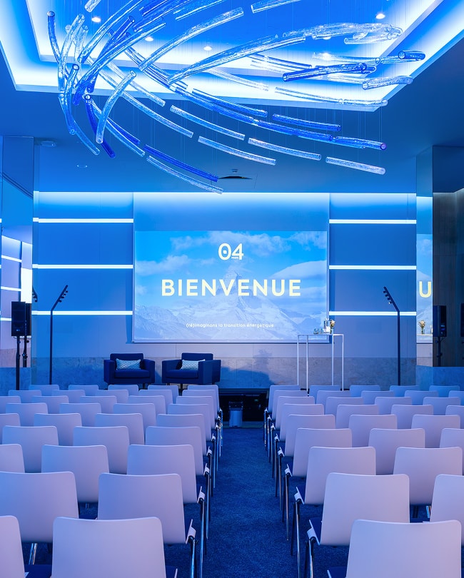 L’Espace en configuration théâtre, chaises face à l’écran « Bienvenue »