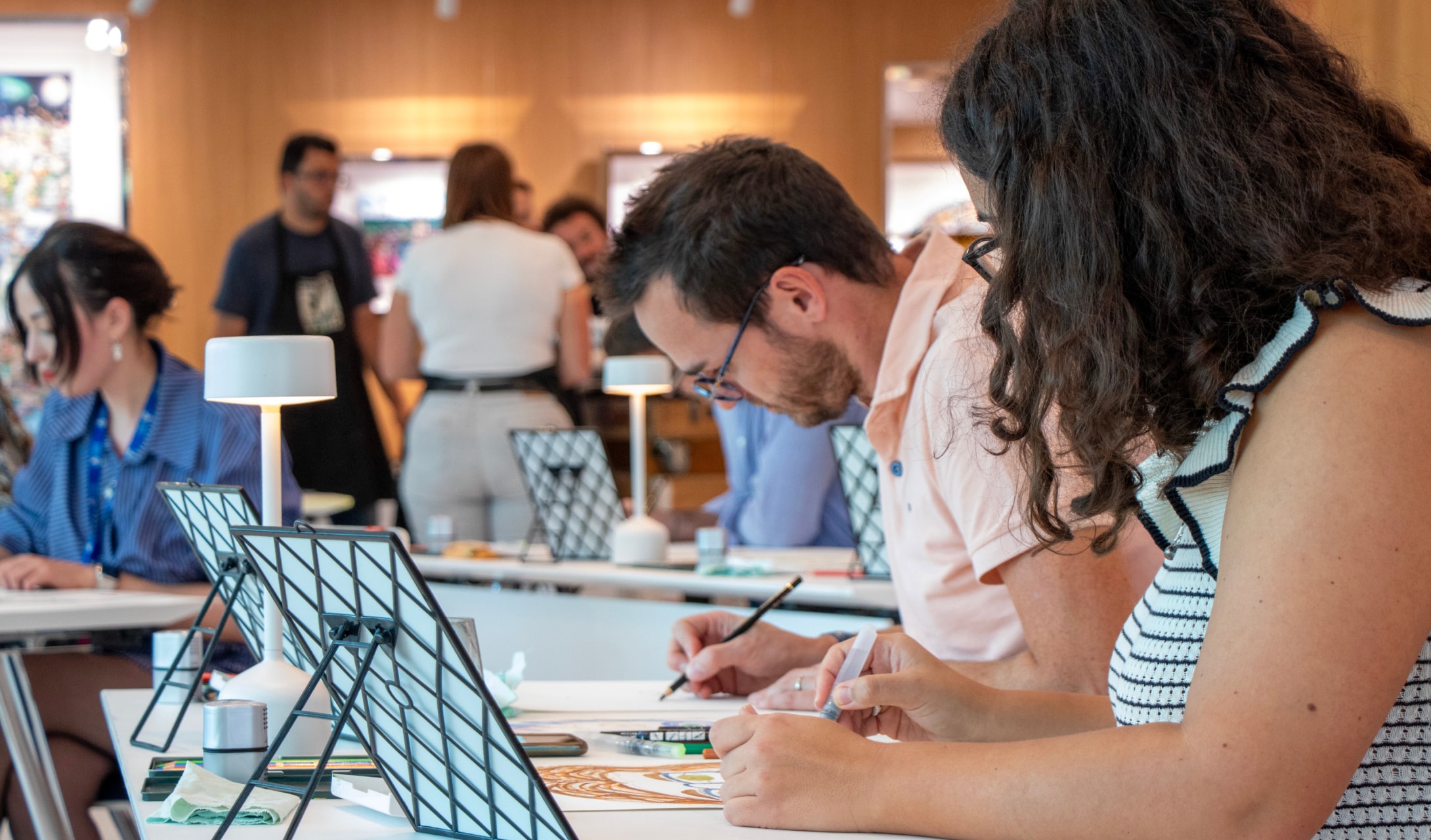 Atelier créatif : participants dessinant lors d’une animation de groupe