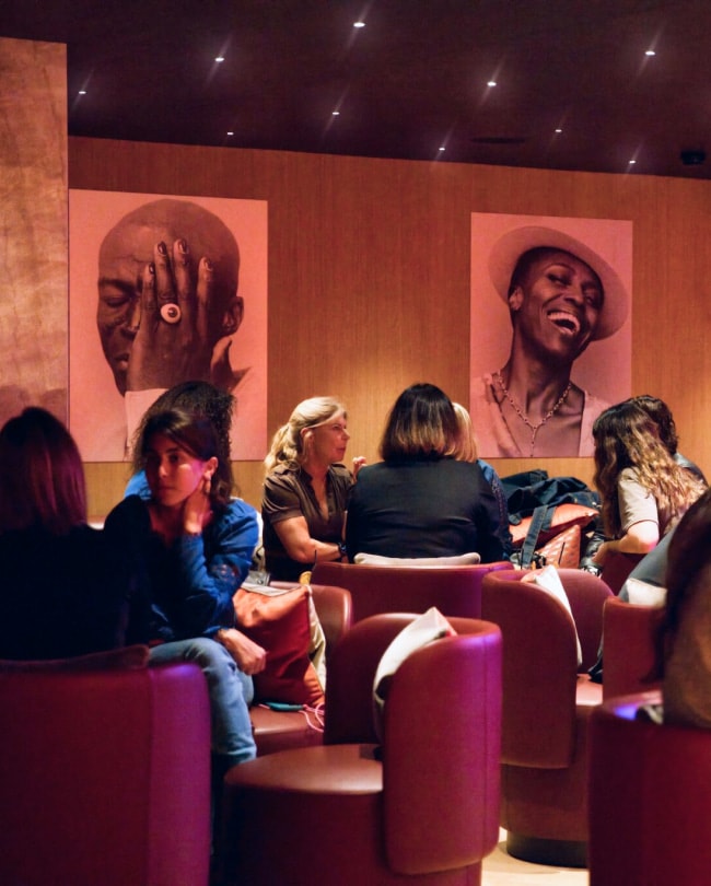 Zone VIP du Montreux Jazz Club Millennium : fauteuils en cuir et portraits d’artistes