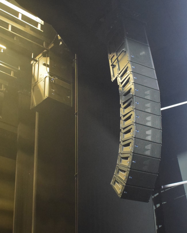 Système de sonorisation line array suspendu de La Scène
