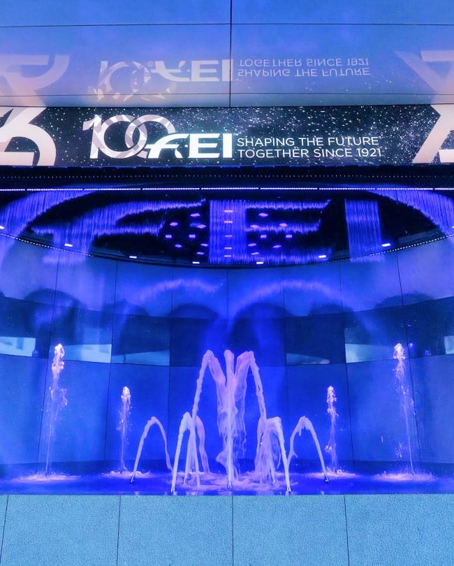Fontaine Aqua Graphic® avec logo client illuminée en bleu sous l’écran LED