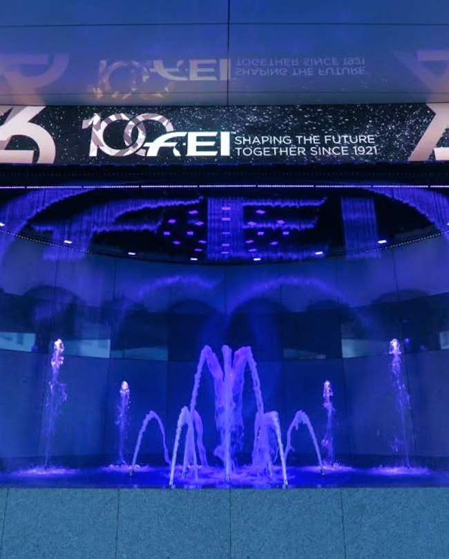 Fontaine Aqua Graphic® du Lobby affichant le logo d’un client en lettres d’eau