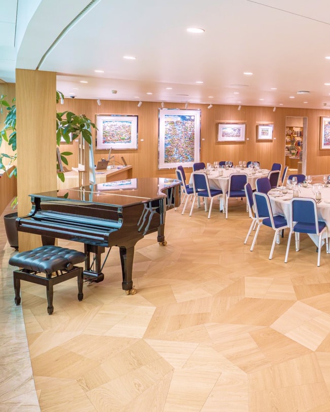 Galerie d’art dressée en banquet avec piano à queue et œuvres encadrées