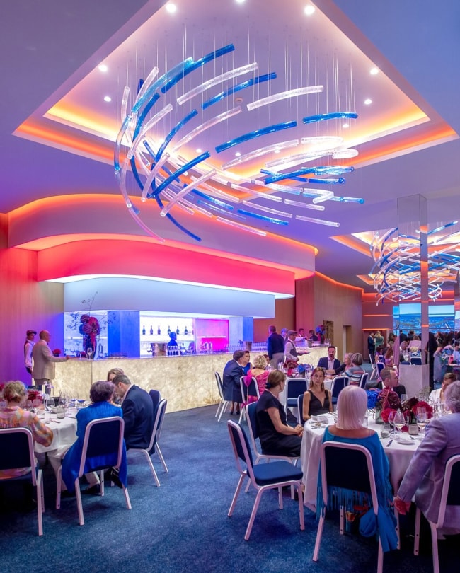 Dîner assis à L’Espace, convives attablés devant le bar rétroéclairé