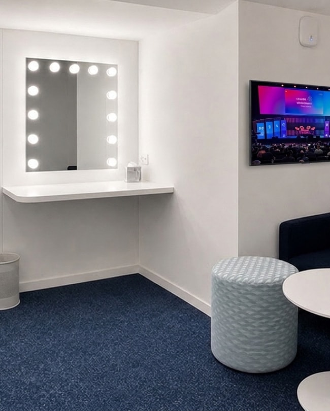 Loge privative de La Scène : miroir lumineux et écran de retransmission en direct