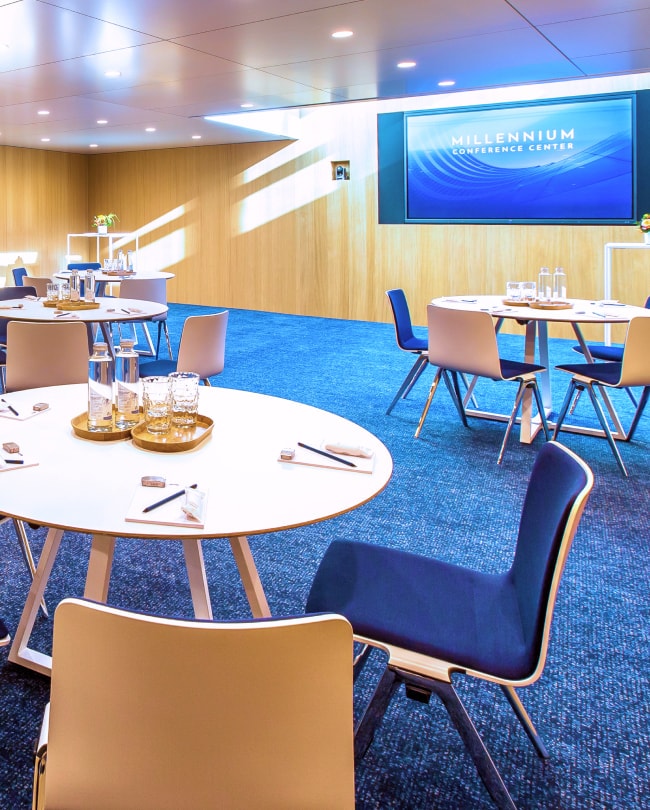 Salle du Centre conférences Business en cabaret, tables rondes et moquette bleue