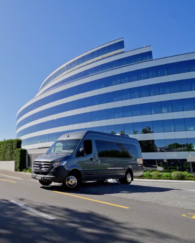 Navette minibus devant le bâtiment Millennium pour le transport des invités