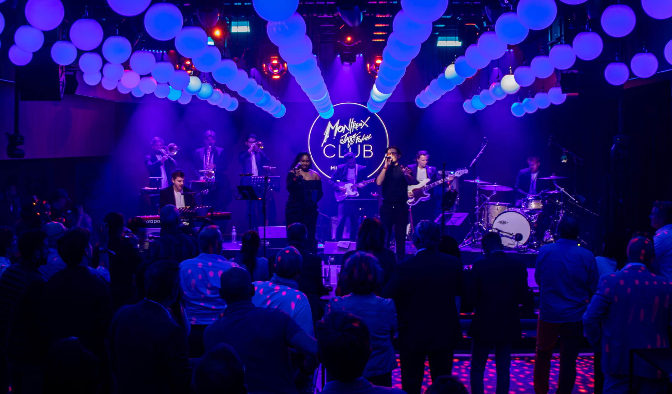 Groupe live avec cuivres sur la scène du Montreux Jazz Club Millennium
