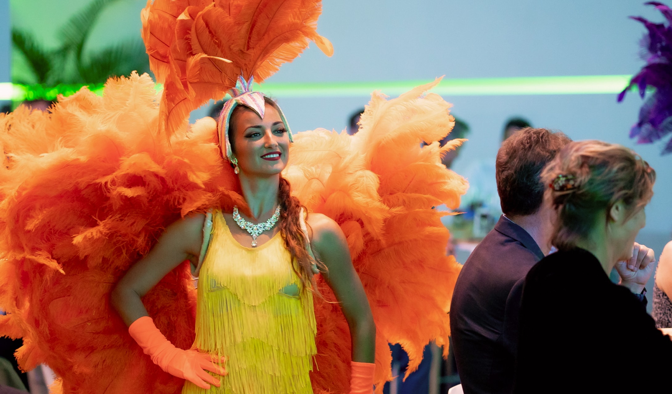 Danseuse de revue en costume à plumes animant un dîner