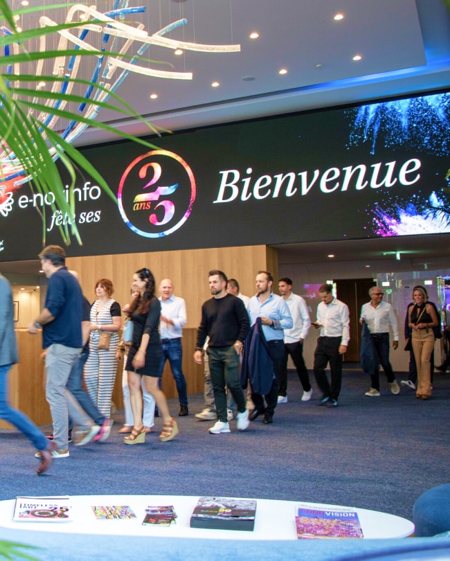 Accueil des invités dans le Lobby sous l’écran LED « Bienvenue » personnalisé