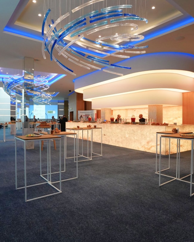L’Espace prêt pour le cocktail d’un congrès : mange-debout et buffet devant le bar