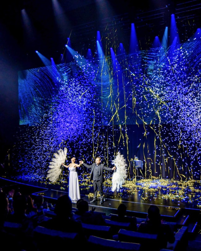 Final de spectacle sur La Scène avec pluie de confettis et projecteurs