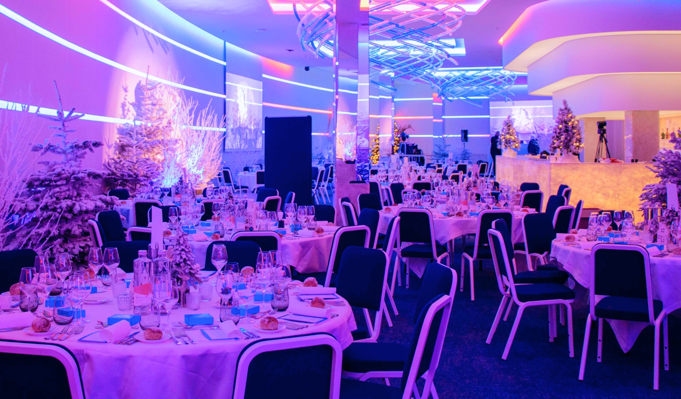 Dîner de fin d’année à L’Espace, décor hivernal et éclairage violet