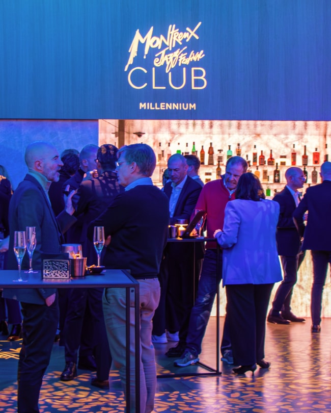 Cocktail au bar du Montreux Jazz Club Millennium sous l’enseigne lumineuse