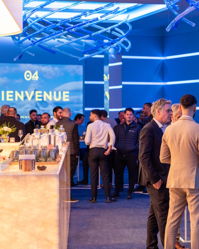 Invités dans la salle de réception l'Espace lors d'un cocktail, ambiance lumineuse bleue